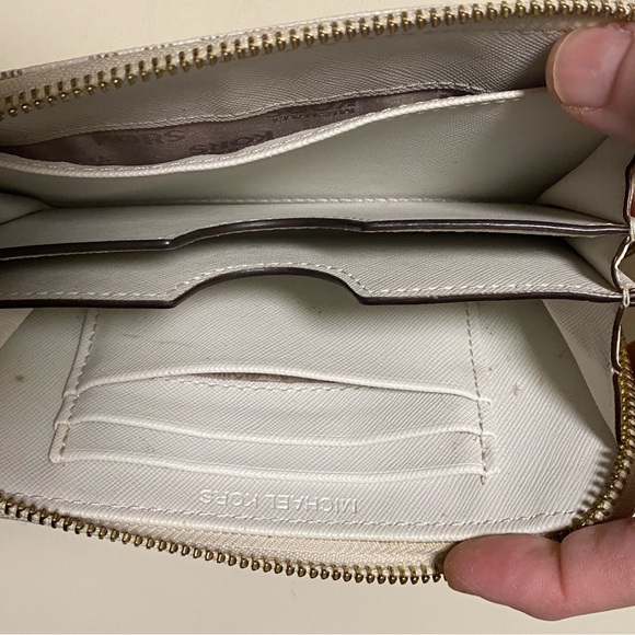 Small Michael Kors Wallet - Picture 4 of 4